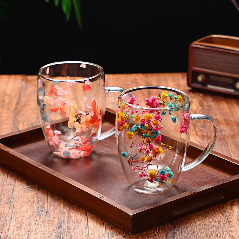 Hvorfor tørke blomster og høy i et dobbeltvegget glass? Er det bare for å se bra ut?