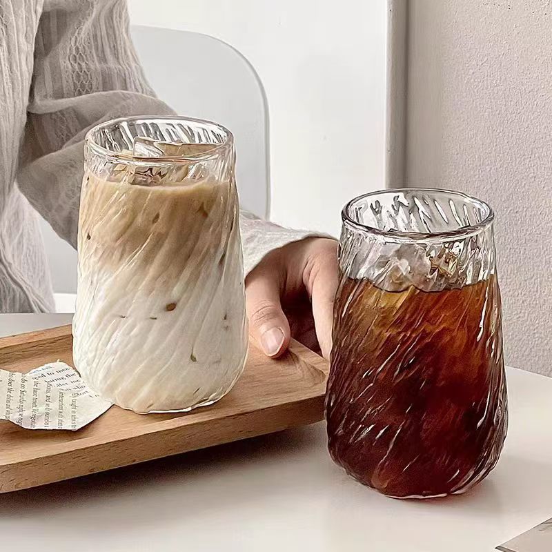 Kinesiske glass kopper er laget av forskjellige materialer