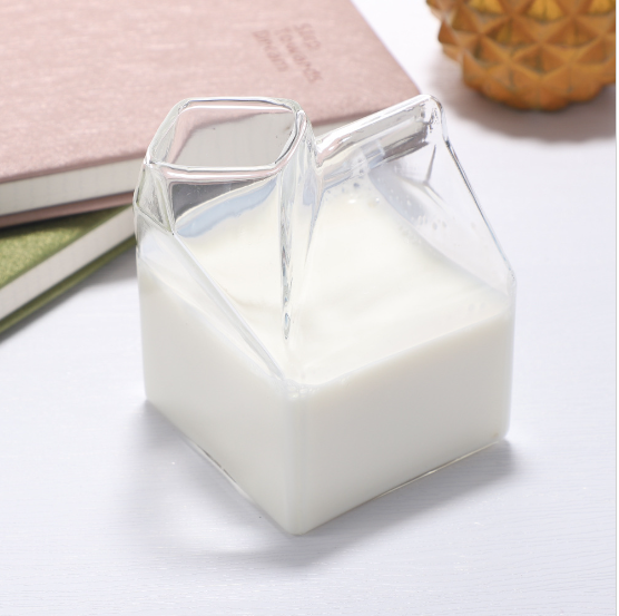 De vakreste drikkene laget av gjennomsiktige glassbeger