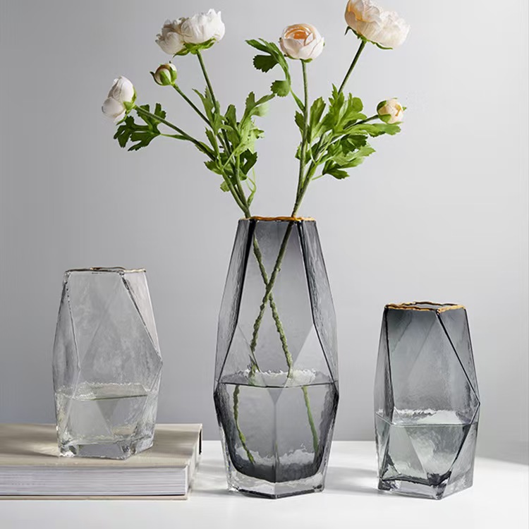 Vase i kald tekstur i geometrisk glass med forgylt kant