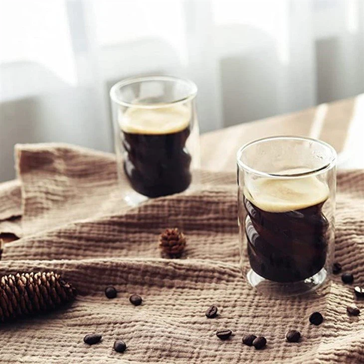 Liten midjet dobbeltvegget kaffekopp i glass