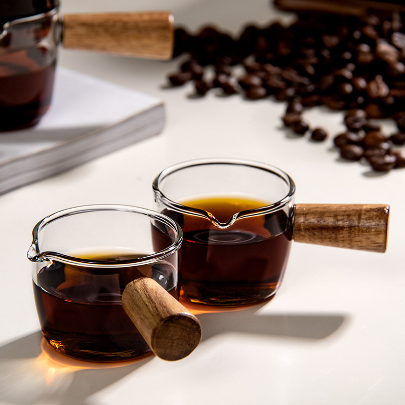Kaffekopp i glass med trehåndtak