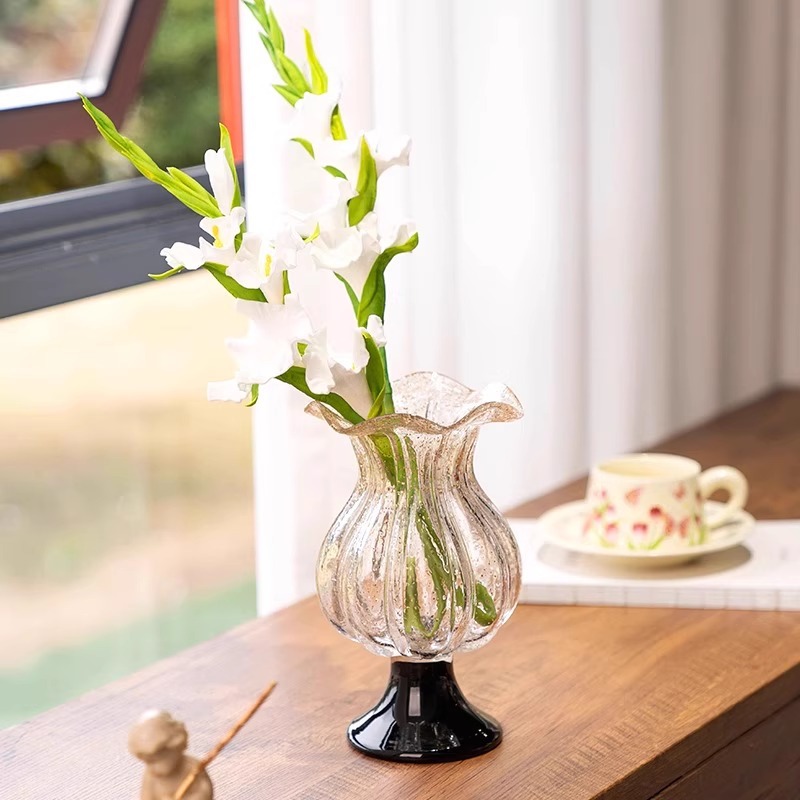 Luksus, gullflekket, høy glassvase i vintagestil