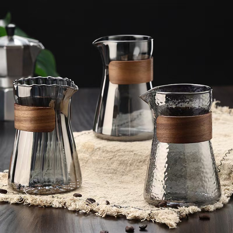 Produsenter deler varm salg av hånden og hell over kaffekanne