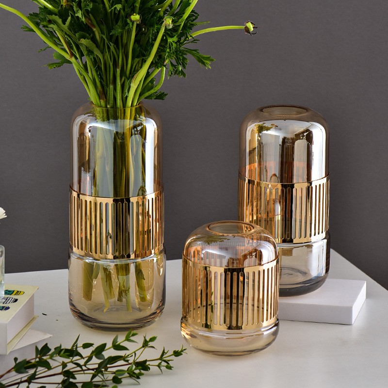 Vase av metall i glass