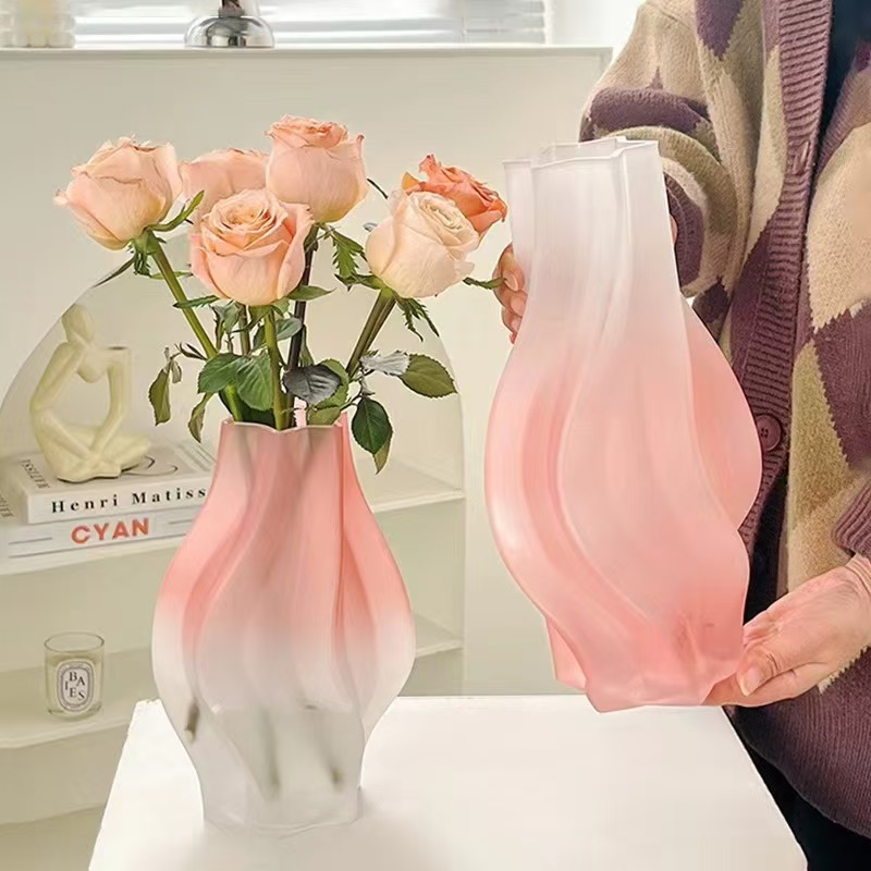 Moderne minimalistisk vase i frostet glass