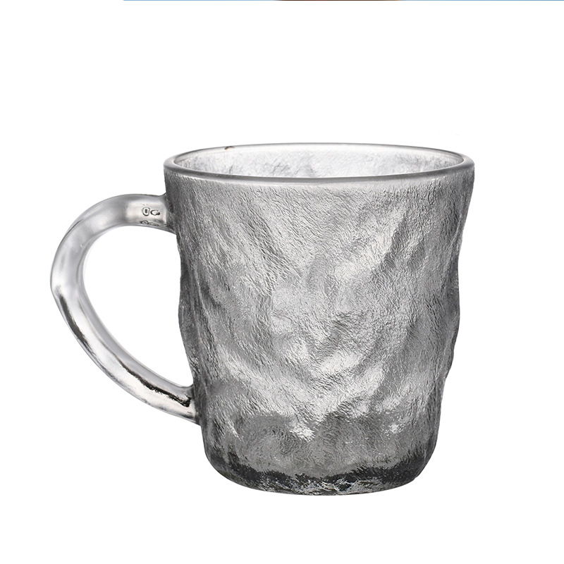 Moderne minimalistisk glasskopp i brestil med håndtak