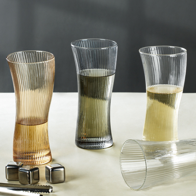 Spesielt formet juicekopp i glass